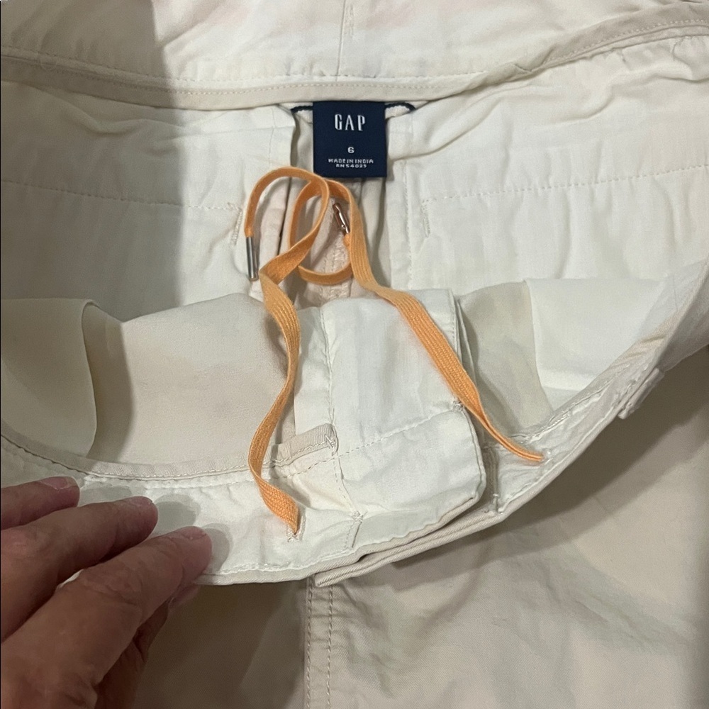 (099)GAP Cream Skirt with Button Details - Picture 4 of 7